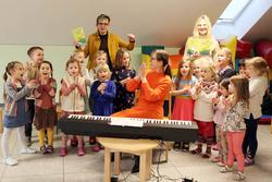 Vorstellung des neuen Liederbuchs „Lalelu-JA! Lieder für die Kita“. Landeskirchenmusikdirektorin Beate Besser (li.), Birgit Wendt-Thorne (Mitte) und Martina Gayer von der Kita St. Ansgar singen gemeinsam mit den Kindern neue Lieder aus dem Liederbuch. Foto: ELKiO/Dirk-Michael Grötzsch