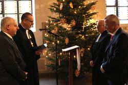 Bischof Thomas Adomeit (2.v.links) und Aufsichtsratsmitglied Ralf Kurzweg (links) bei der Entpflichtung von Pfarrer Thomas Feld und Uwe K. Kollmann.