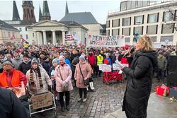 Als Vertreterin der Ev.-Luth. Kirche in Oldenburg betonte die Oldenburger Pfarrerin Anja Kramer in ihrer Rede auf der Kundgebung, sie stehe im Namen der oldenburgischen Kirche für eine solidarische, weltoffene und bunte Gesellschaft. Foto: ELKiO/D.-M. Grötzsch