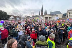 Tausende Menschen demonstrierten friedlich in Oldenburg gegen Rechtsextremismus.